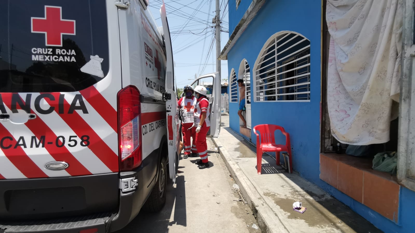 La mujer fue atendida por paramédicos de la Cruz Roja, ya que resultó con un sangrado en el rostro