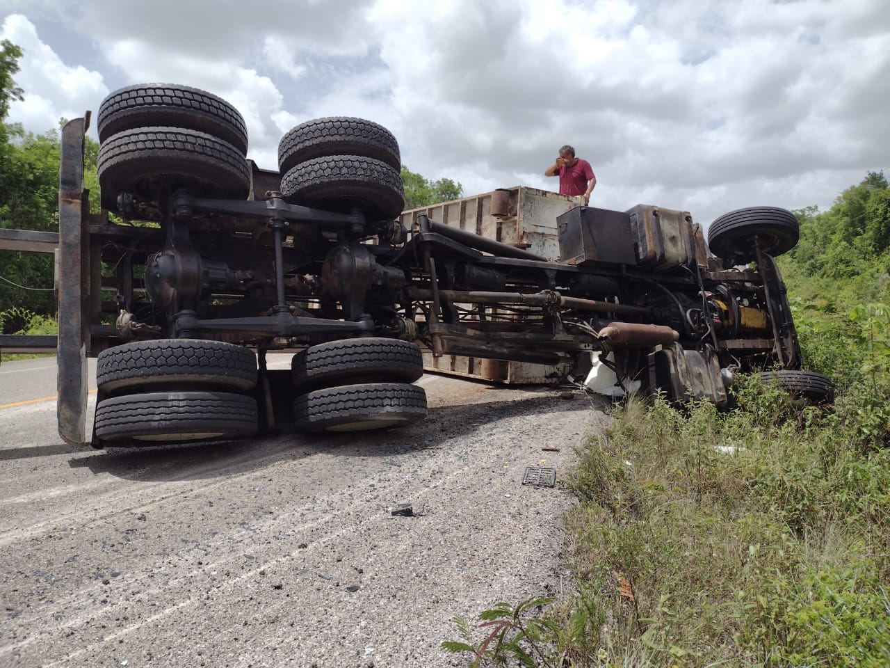 Tráiler se voltea en la carretera a Felipe Carrillo Puerto y cierra la circulación