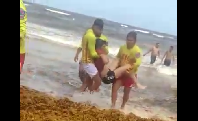 Rescatan a joven de ahogarse en Playa del Carmen: VIDEO