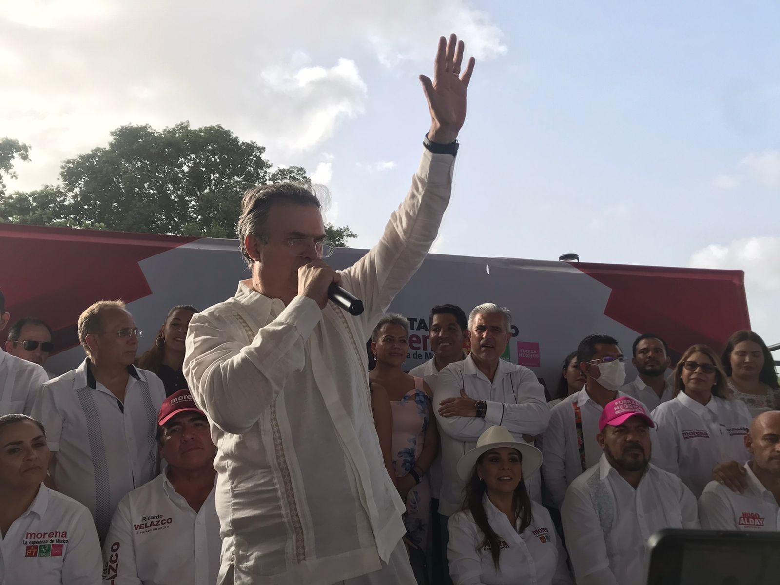 Marcelo Ebrard visita Cancún para apoyar a la candidata a Gobernadora, Mara Lezama