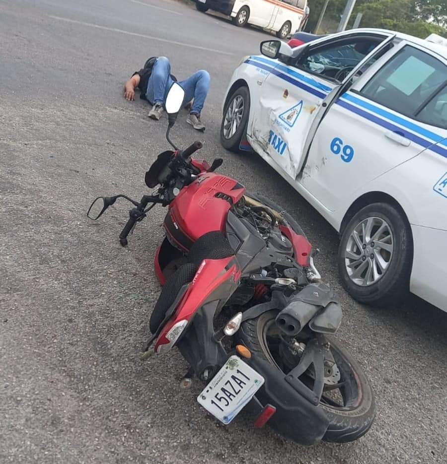 El motociclista fue valorado por paramédicos de Chetumal luego de terminar en el pavimento tras el choque causado por un taxista