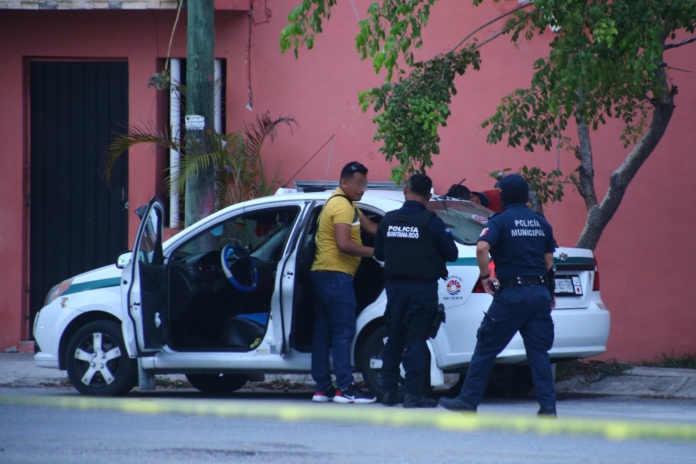 La unidad de taxi fue hallada estacionada en la Región 218 de Cancún, lugar hasta donde llegaron policías y Servicios Periciales de la FGE Quintana Roo