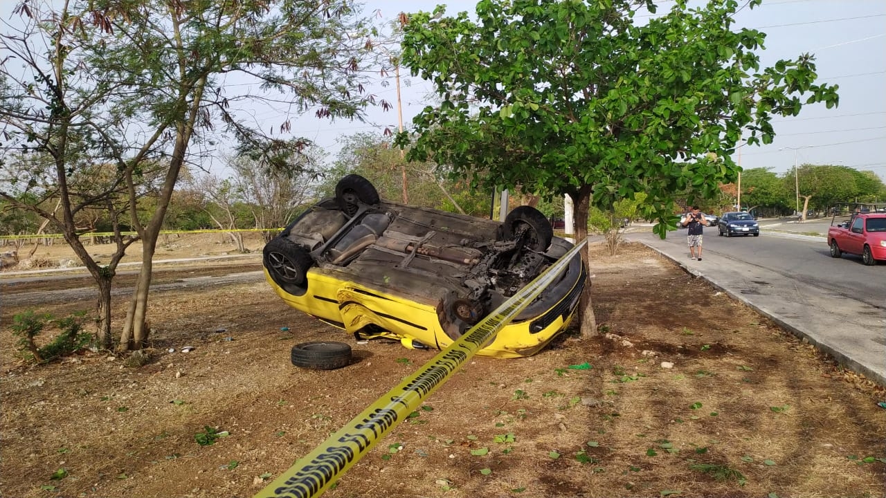 La conductora perdió el control hasta impactar contra un árbol para terminar volcando