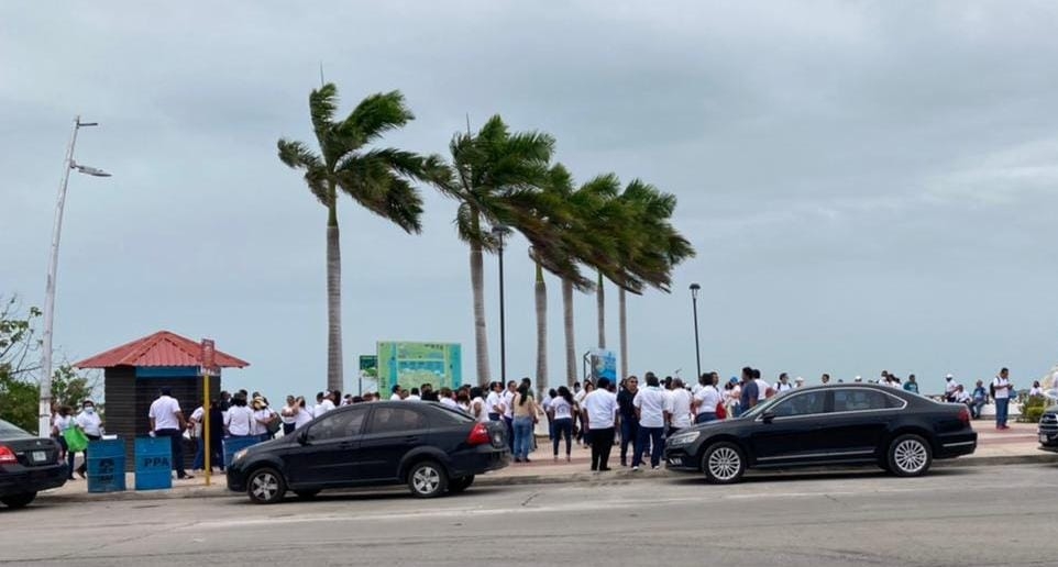 Empleados del Colegio de Bachilleres se manifiestan en Chetumal: VIDEO