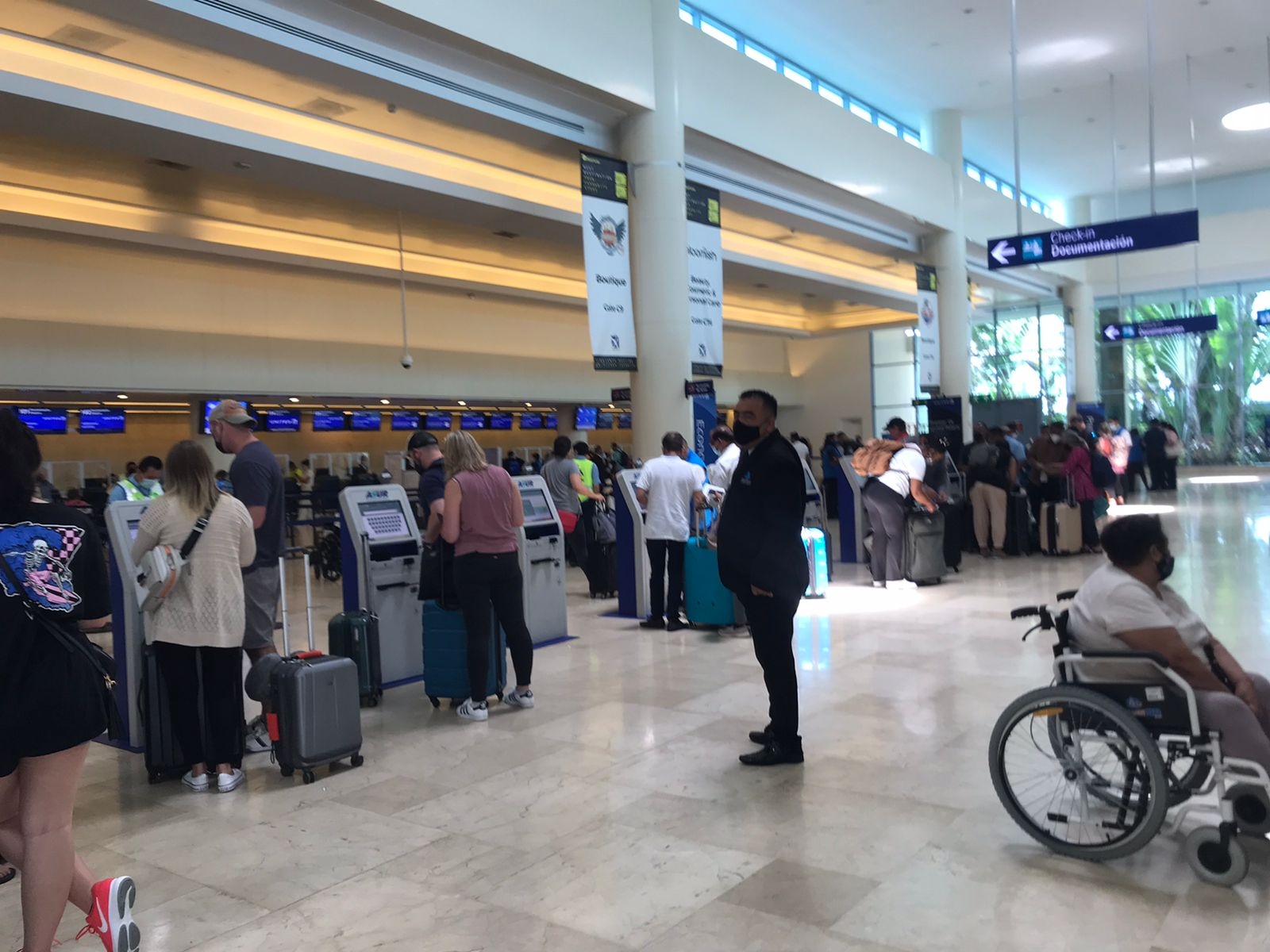 El aeropuerto de Cancún tuvo siete cancelaciones hacia Estados Unidos y atrasos hacia el interior de la república