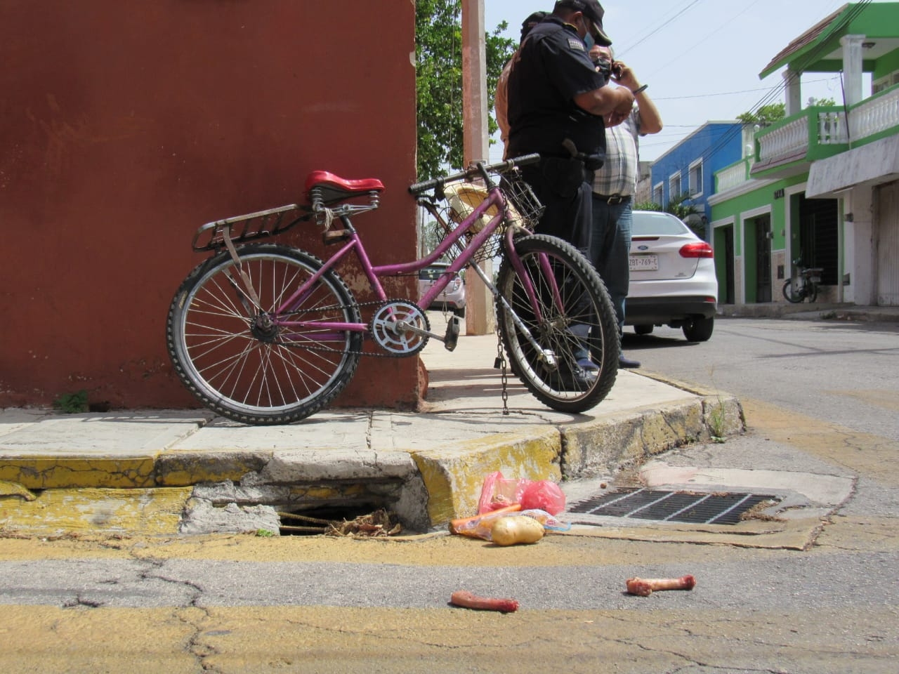 La compra del abuelito, pollo, una papa y zanahoria, quedó en el suelo tras ser atropellado