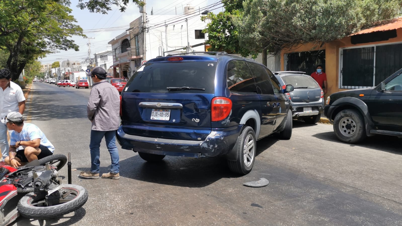 Abuelito atropella y deja herido a joven motociclista en Ciudad del Carmen