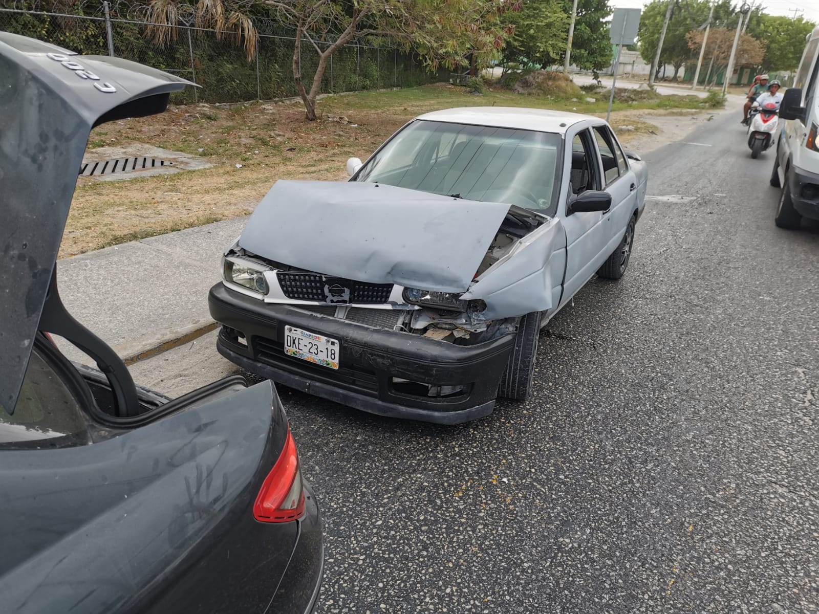 Choca contra una camioneta de lujo por circular a exceso de velocidad en Ciudad del Carmen