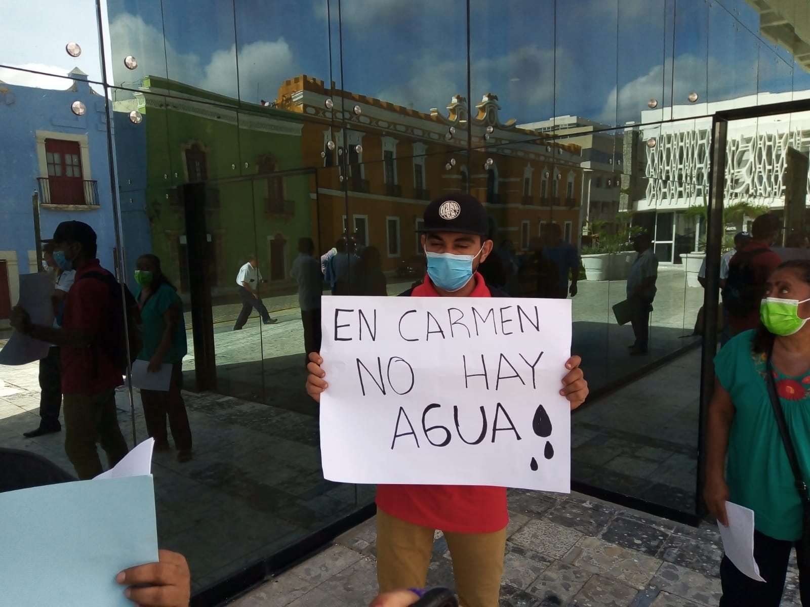 Vecinos protestan afuera del Palacio de Gobierno; demandan mayor seguridad en Ciudad del Carmen