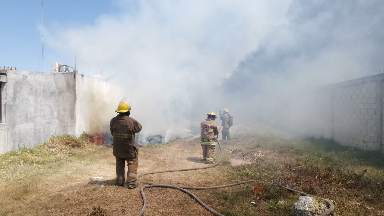 Se incendia terreno abandonado usado como basurero en Ciudad del Carmen