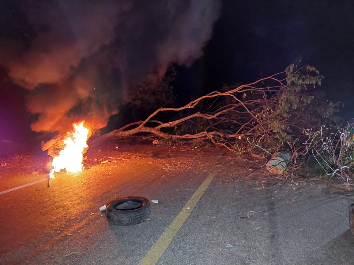 Manifestantes mantienen el bloqueo de la carretera de Atasta tras 12 horas: VIDEO