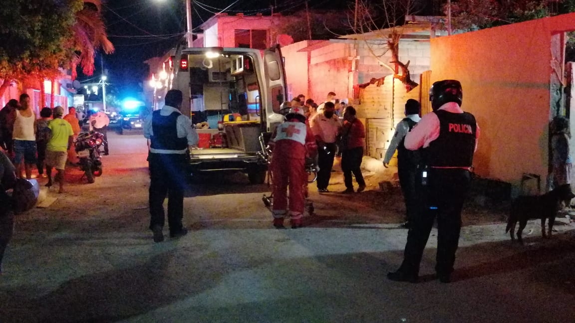 La mujer que alcanzó correr hasta la puerta de su domicilio recibió al menos un impacto de arma de fuego