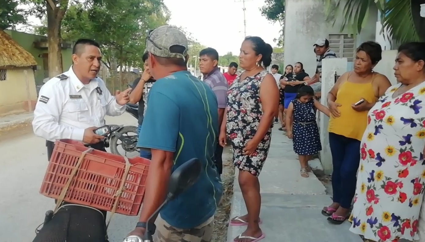 La turba señalaba al joven como el autor del hurto, situación que fue controlada por un elemento de la policía