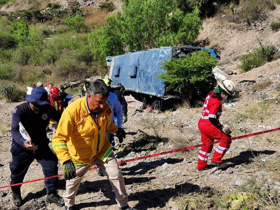 Autobús con migrantes cae a un barranco en Mexquitic en San Luis Potosí; reportan varios muertos