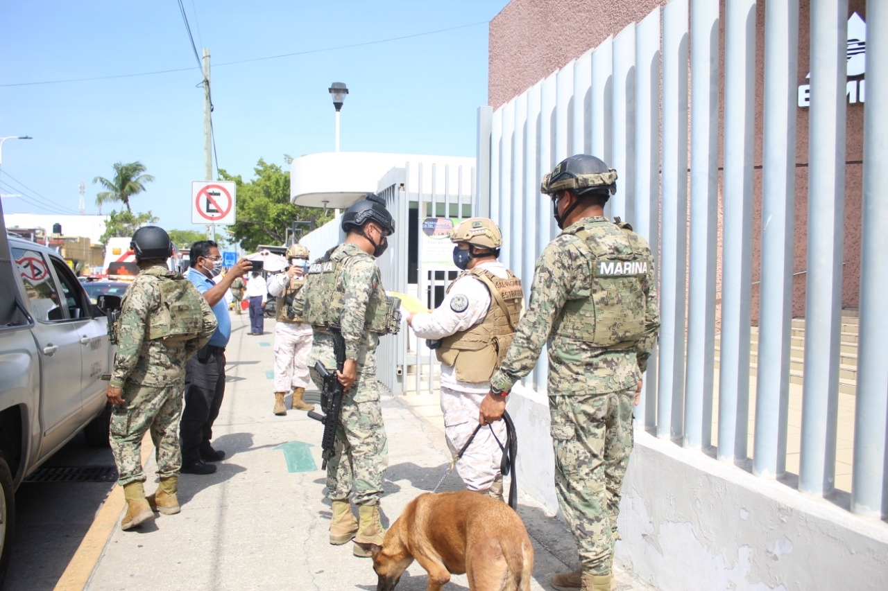 Durante el operativo los elementos de la Marina acudieron con un binomio canino