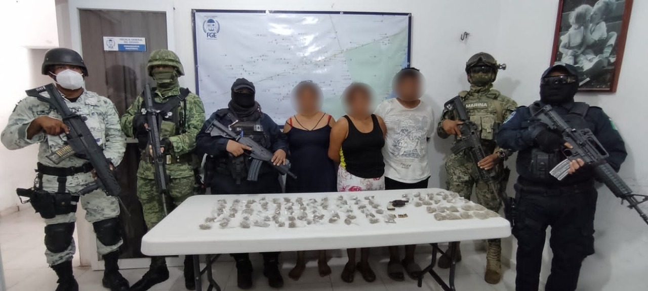 Detienen a tres personas con más de 90 bolsas con drogas y un arma en Tulum