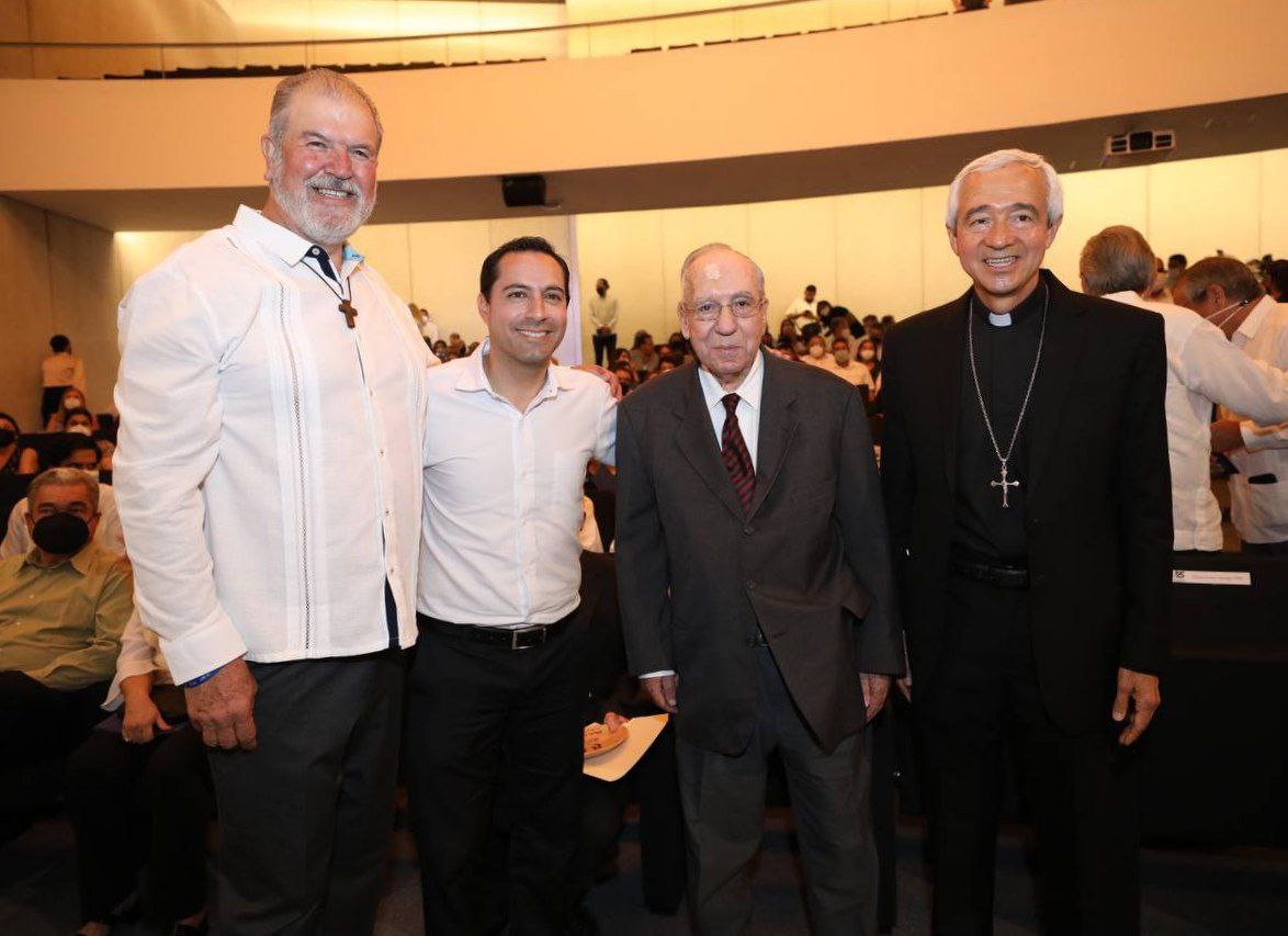 Acude Mauricio Vila a entrega del Doctorado Honoris Causa en la Universidad Marista