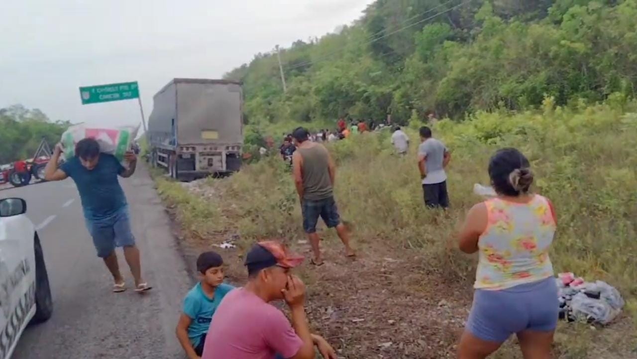 Tráiler con cervezas vuelca en Carrillo Puerto; vecinos rapiñan cargamento