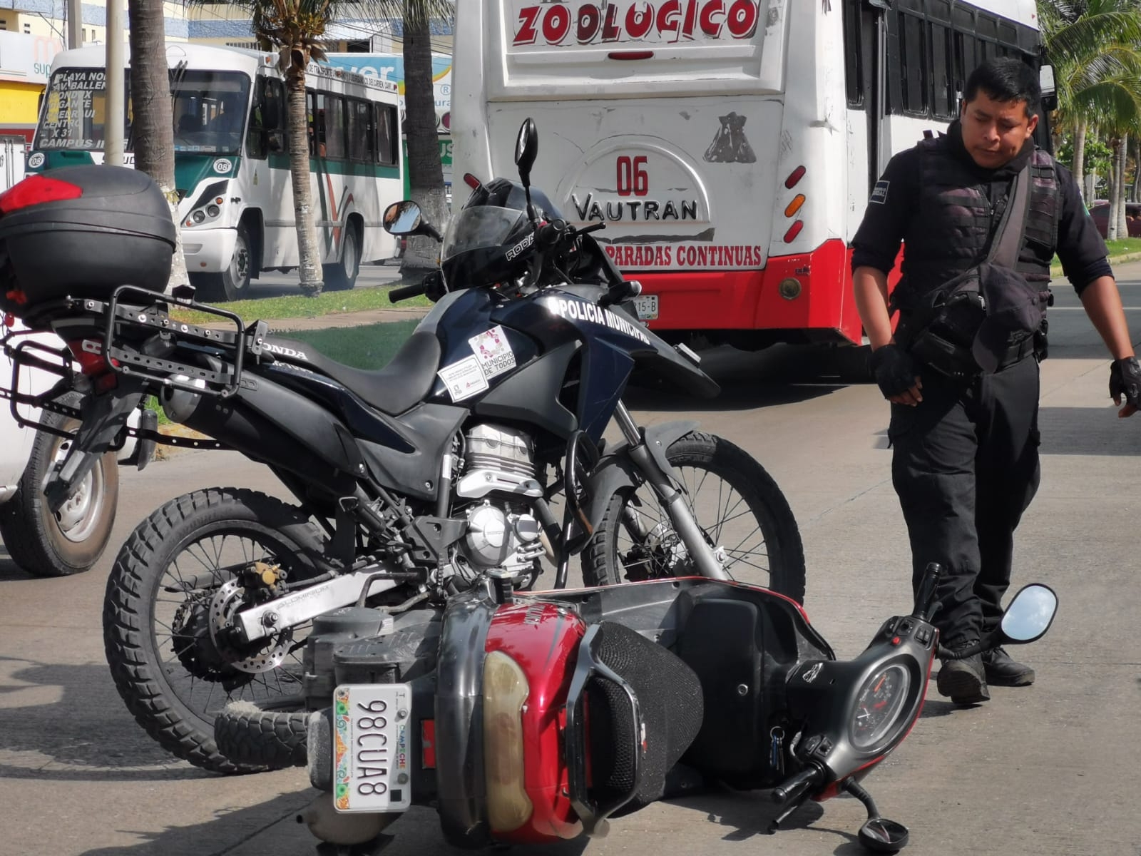 Motociclista a exceso de velocidad choca contra policía en Ciudad del Carmen