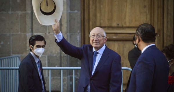 Ken Salazar acudió a Palacio Nacional a una reunión con Andrés Manuel López Obrador