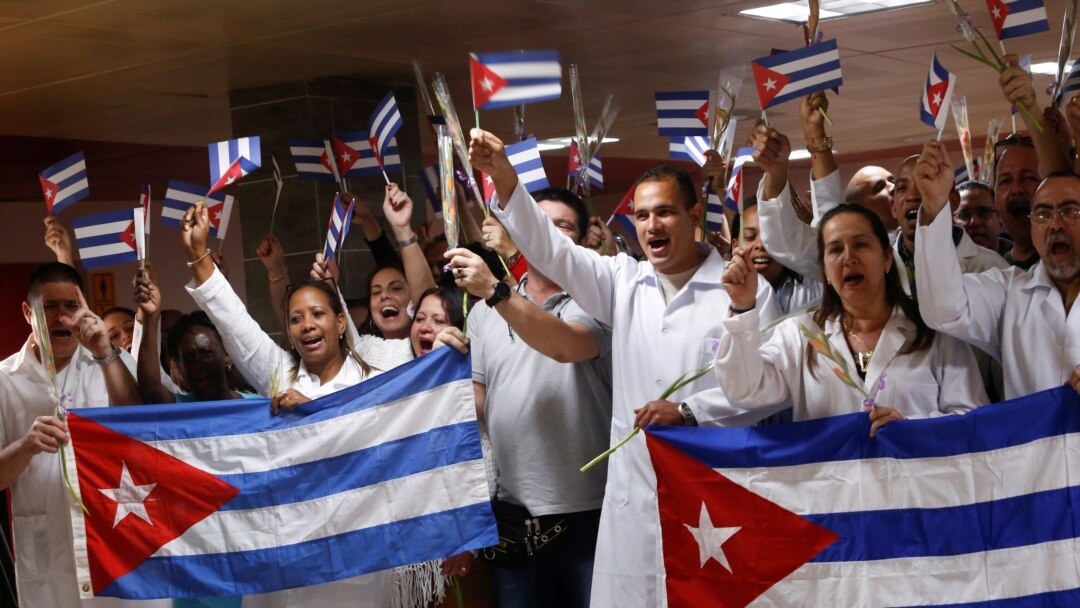 El amparo busca frenar que médicos cubanos trabajen en México. Foto: AFP