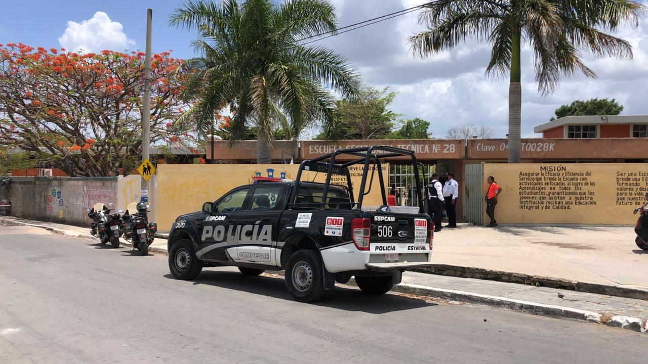 Policías llegaron luego del llamado al 911 en la secundaria de Campeche