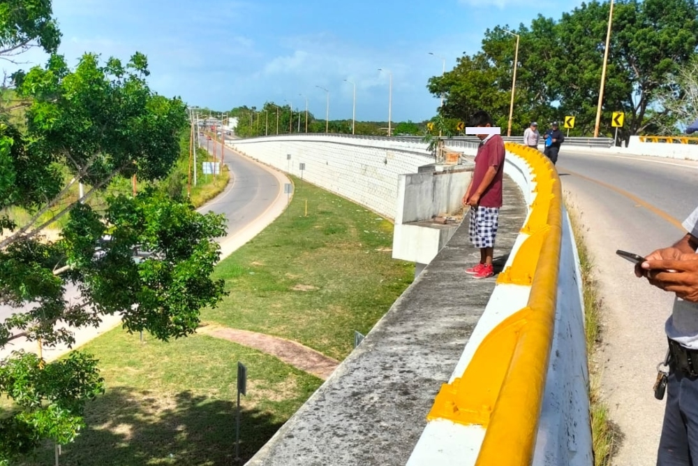 Hombre amenaza con lanzarse desde el Distribuidor Vial de Chetumal: VIDEOS