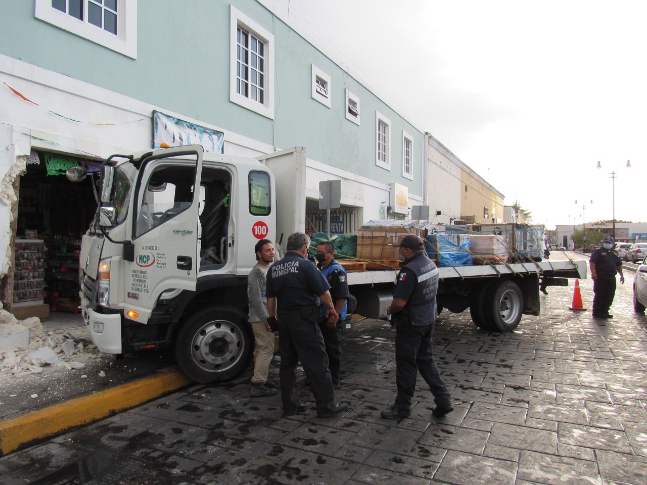 Camión termina hasta el fondo de un negocio de artesanías en Mérida