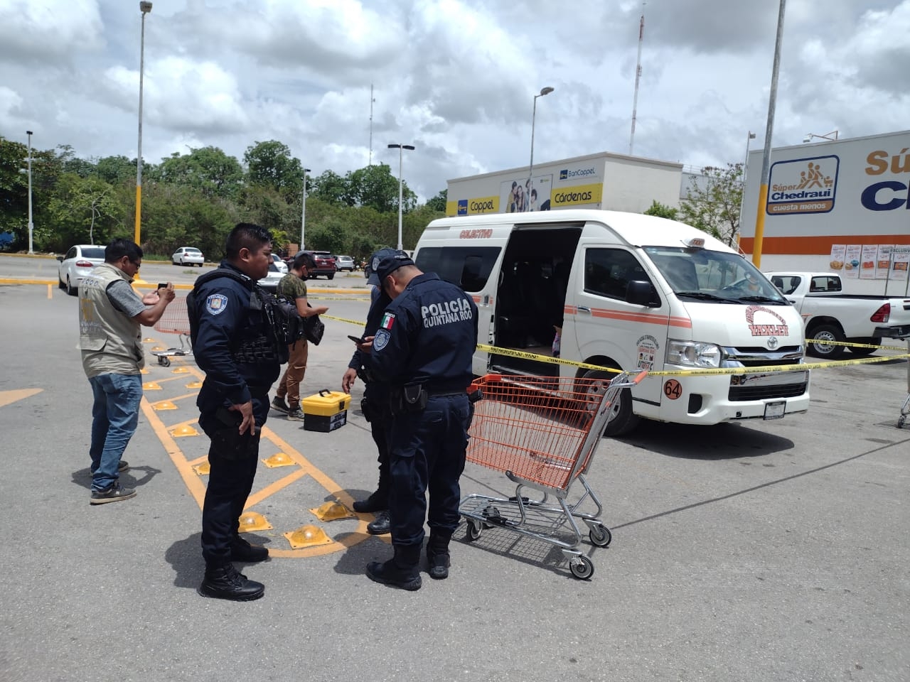 Policías acudieron hasta la tienda Chedraui en Carrillo Puerto para indagar sobre el robo perpetrado en el estacionamiento del sitio