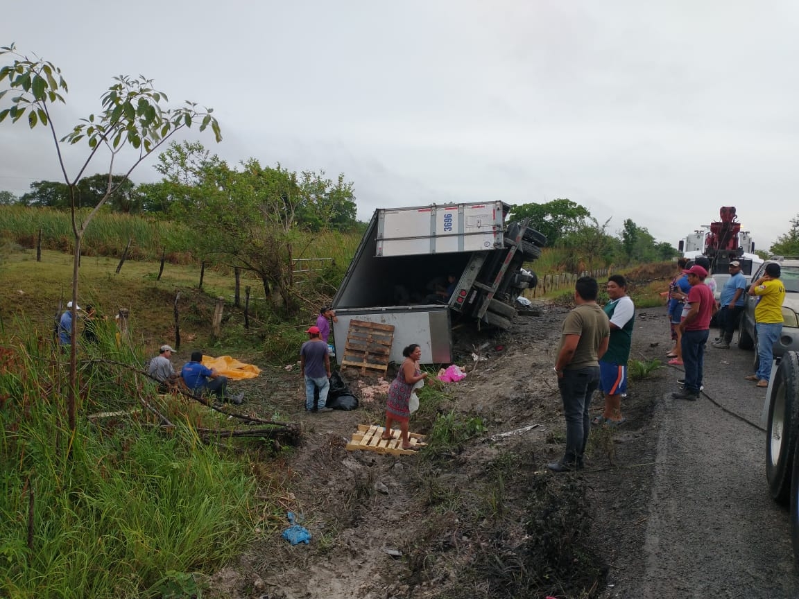 Un tráiler impactó contra un vehículo en la carretera Villahermosa-Escárcega