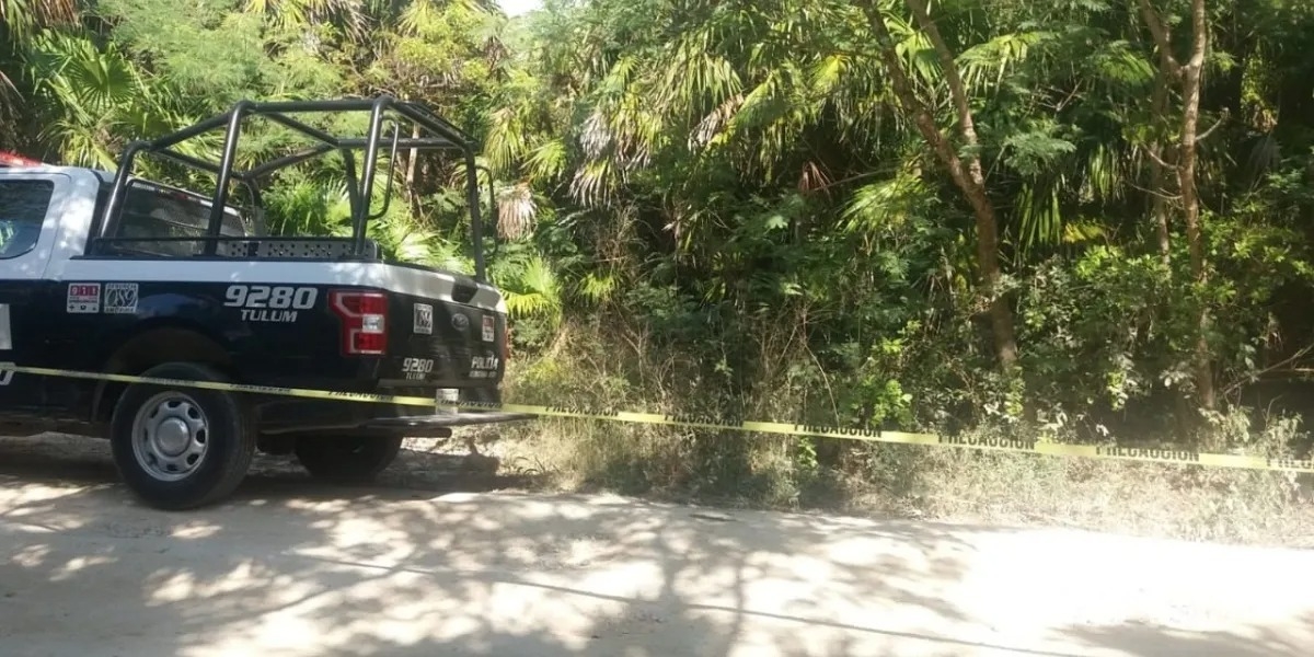 El cadáver fue encontrado a 200 metros de Aldea Tulum, en la carretera que va rumbo al municipio de Felipe Carrillo Puerto en Quintana Roo