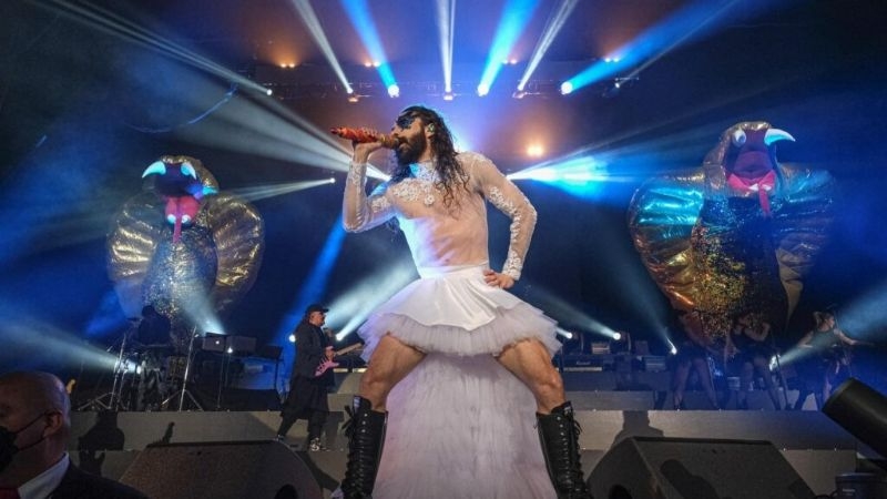 El líder de Moderatto sorprendió en uno de sus más recientes shows al subir al escenario usando un vestido de novia