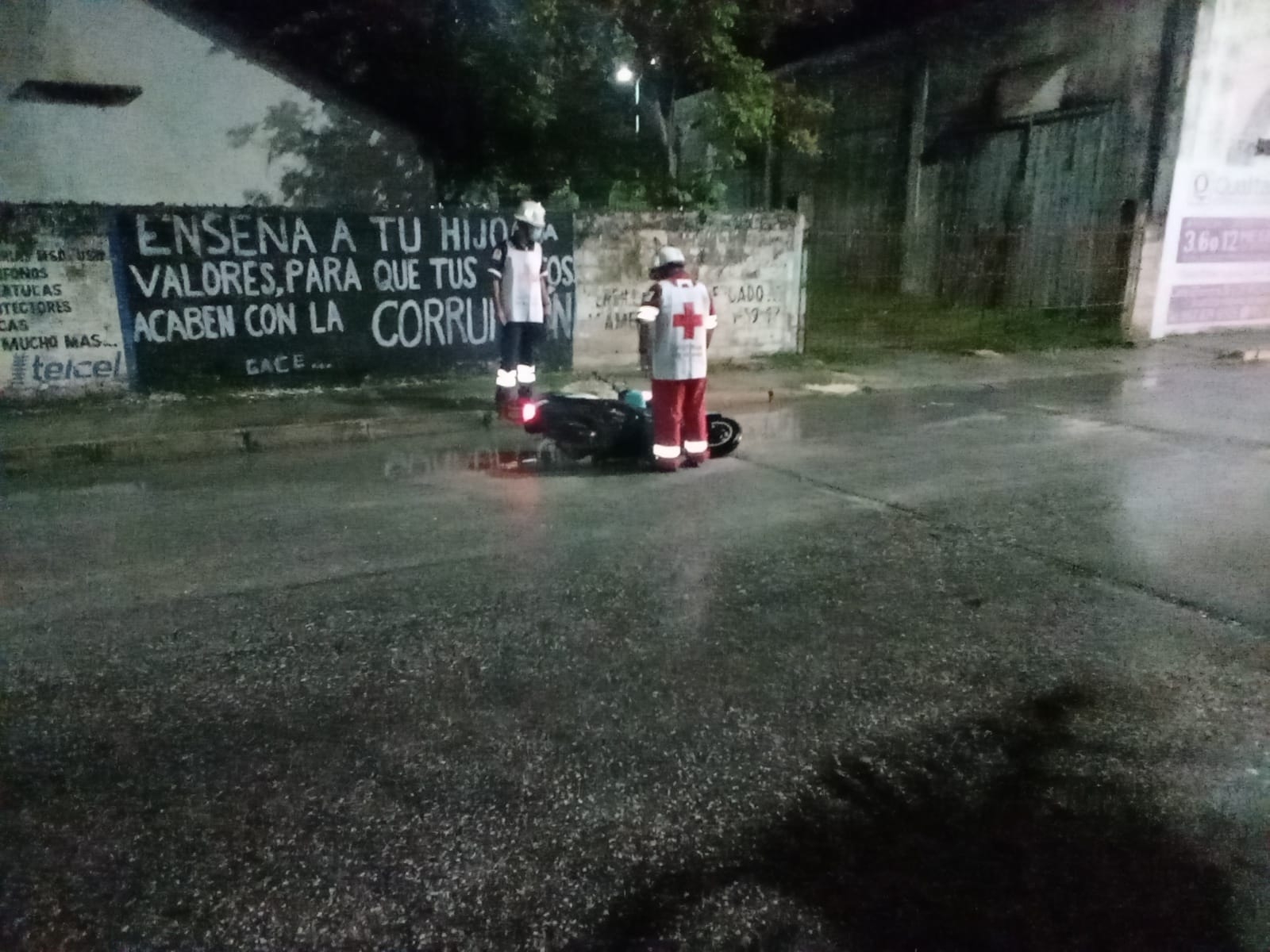 Al lugar llegaron paramédicos de la Cruz Roja para darle los primeros auxilios, pero era tarde, ya había muerto