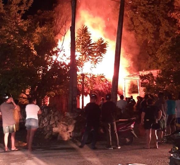 Se incendia vivienda de huano de un abuelito en Tzucacab