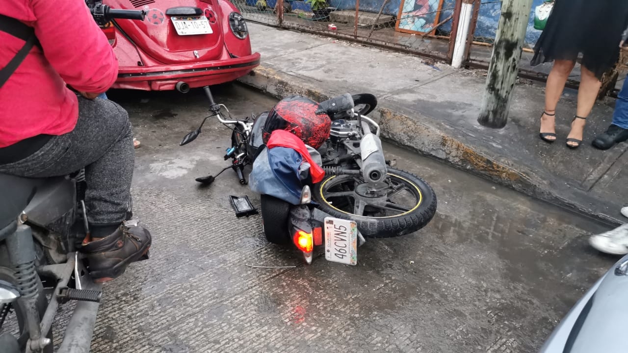 Tarde de accidentes en Ciudad del Carmen; motociclistas atropellados y un choque