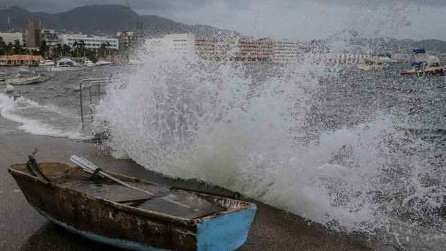 Huracán Agatha incrementa a categoría 2; gobierno de Oaxaca alerta a la población por impacto