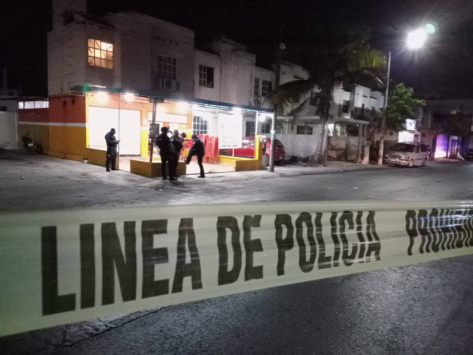 La zona del ataque armado en Cancún fue acordonada por policías, además de que Servicios Periciales levantaron los casquillos percutidos