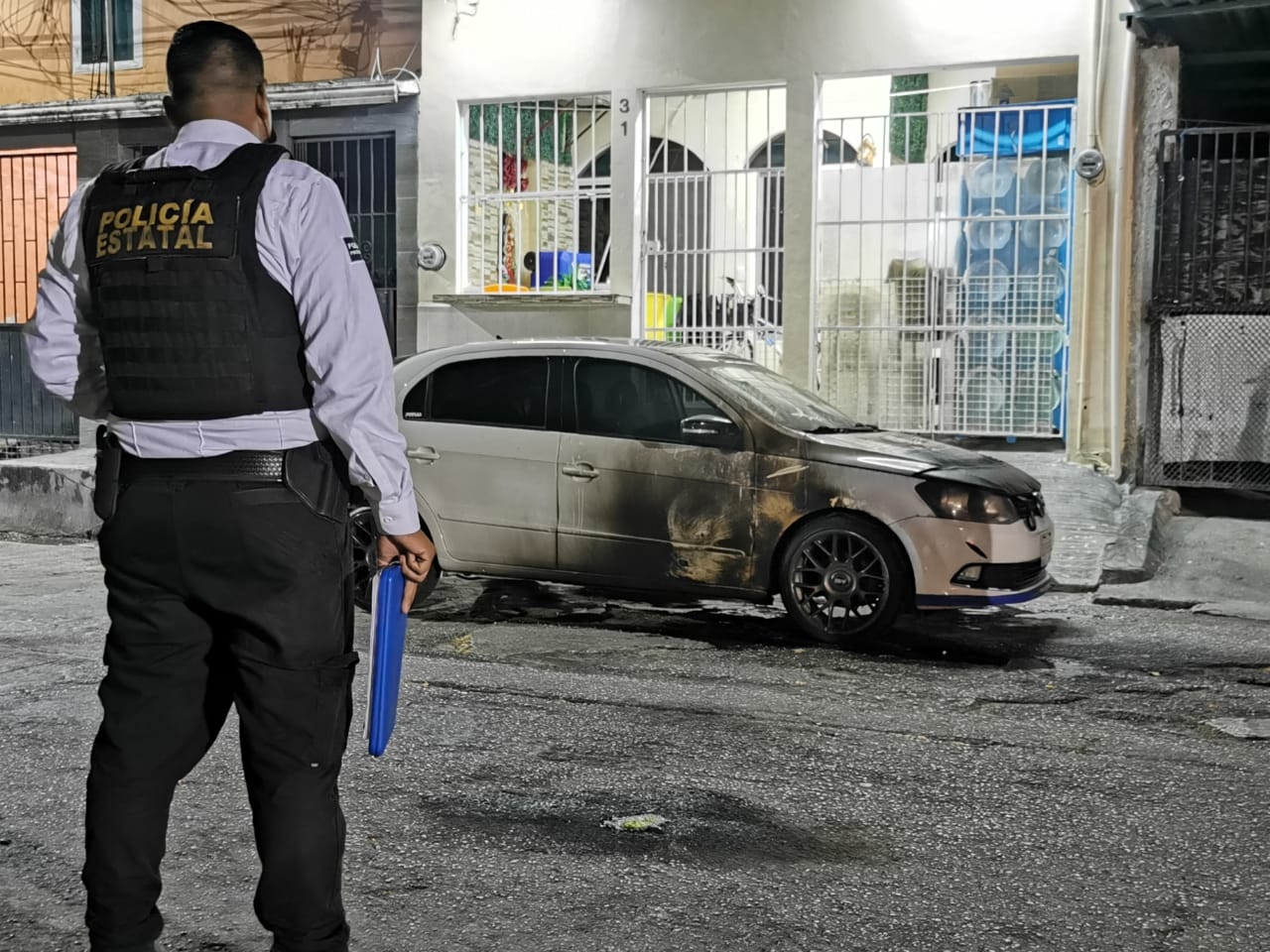 Con una garrafa de gasolina, hombre intenta quemar un carro en Ciudad del Carmen