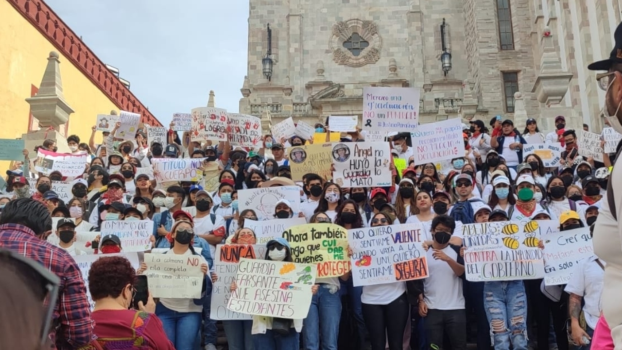 Estudiantes de la Universidad de Guanajuato marchan por el asesinato del joven Ángel Yael