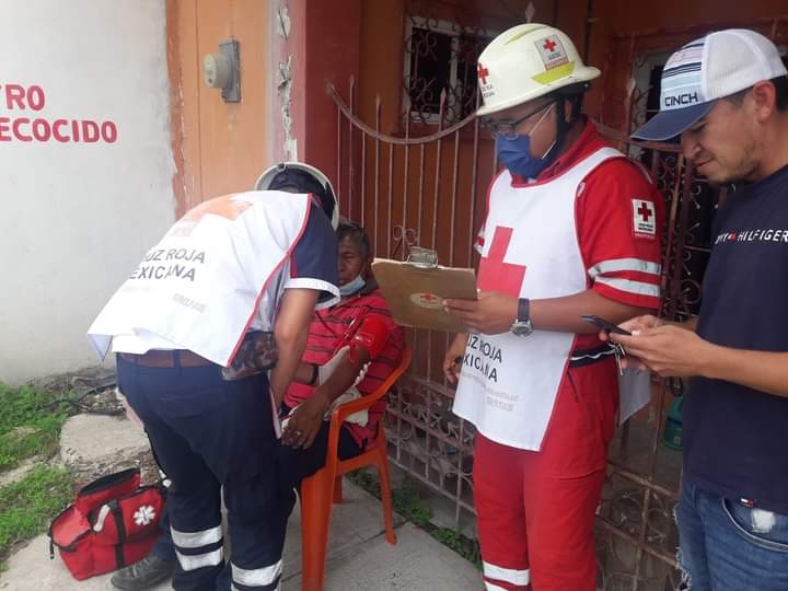 Al lugar llegaron paramédicos de la Cruz Roja para dar atención a los tres lesionados