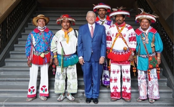 AMLO recibe a autoridades de la comunidad wixárika en Palacio Nacional