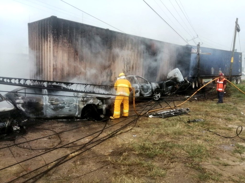 Un tráiler perdió el control en la carretera Cárdenas-Coatzacoalcos