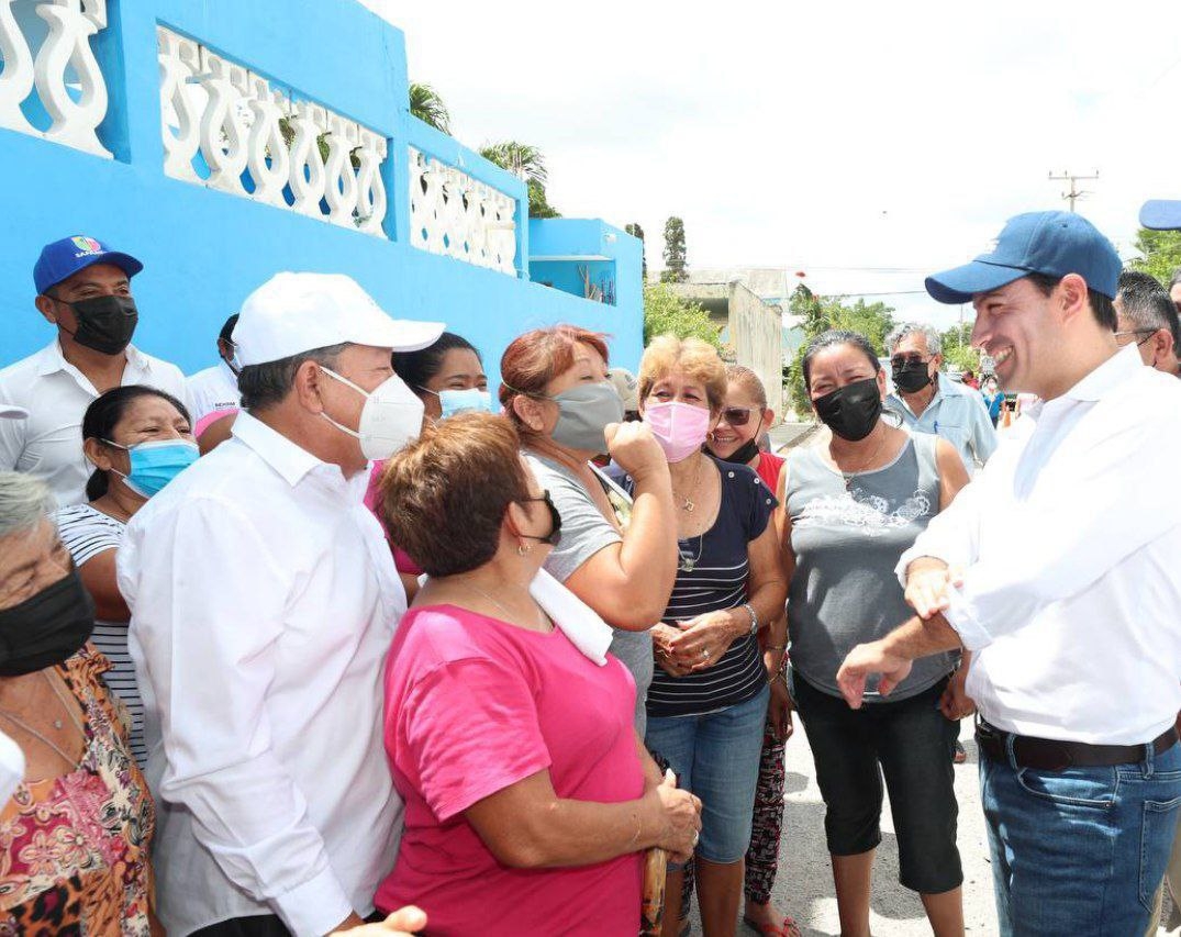 El gobernador Mauricio Vila recorrió casa por casa de esta comisaría de Umán