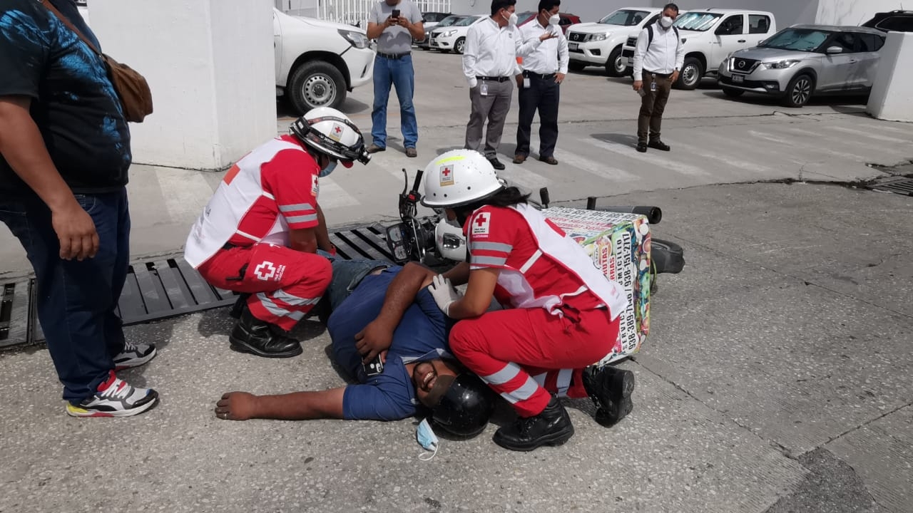 El motociclista rodó varios metros contra el pavimento