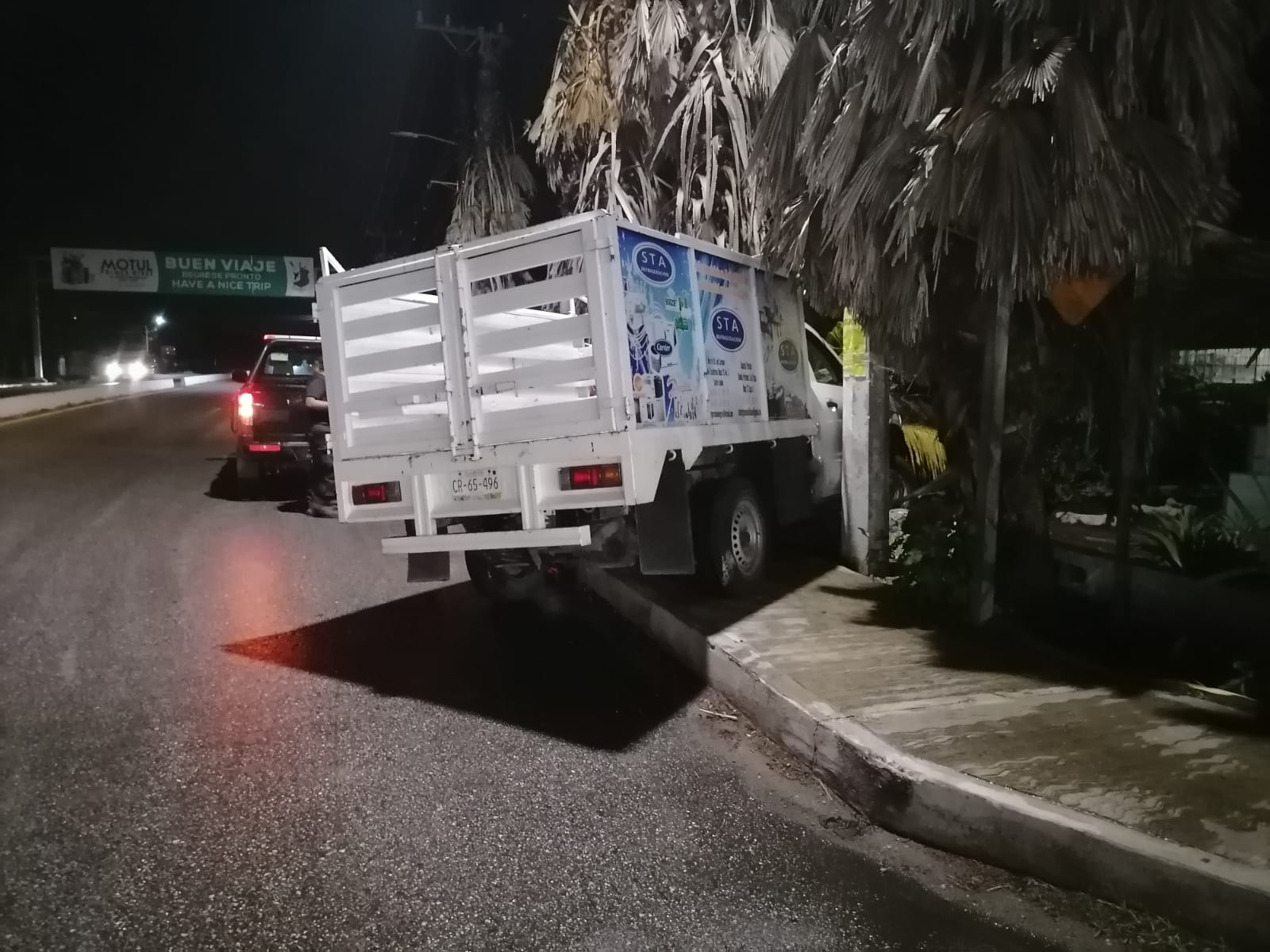 Conductor presuntamente borracho se estrella contra un muro en Motul