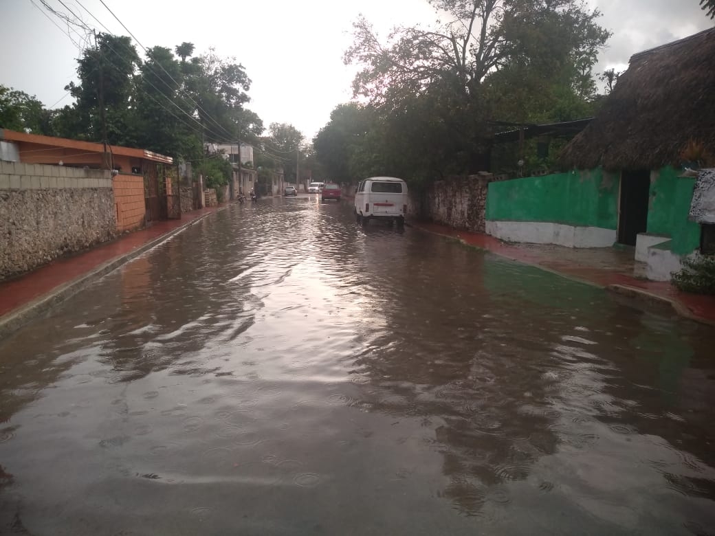 Fuertes lluvias causan inundaciones en las calles de Chocholá