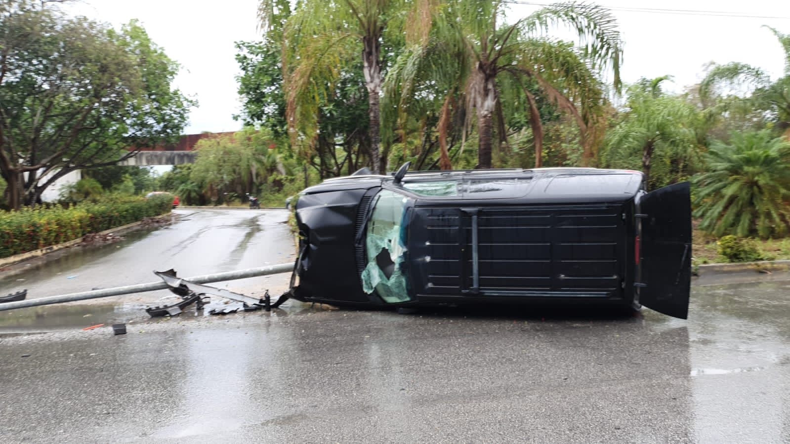 El vehículo quedó volcado con daños considerables, esto sobre el Arco Norte de Cancún, en el fraccionamiento La Joya
