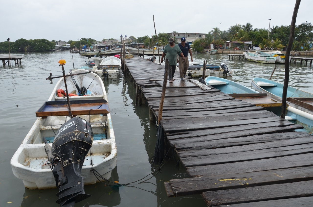 Pescadores de Ciudad del Carmen, suspenden actividades ante llegada de la Tormenta Tropical Agatha
