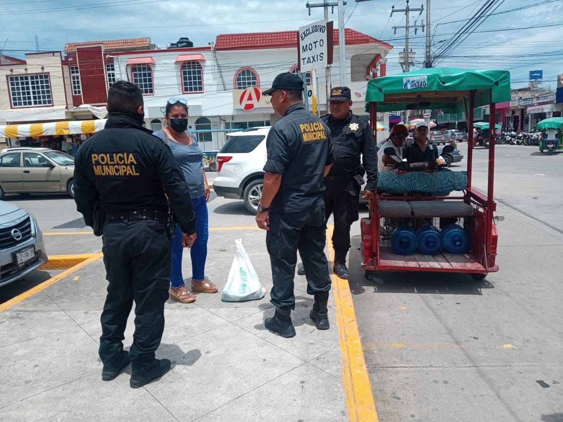 La mujer empezó a gritar y llamó la atención de los transeúntes