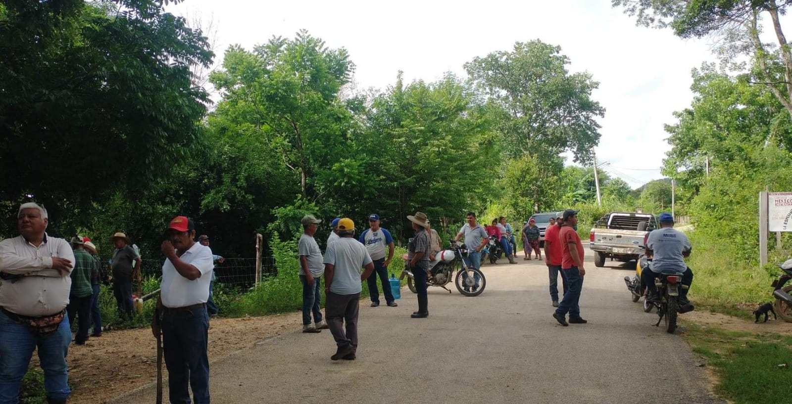 Esta mañana, habitantes de Lázaro Cárdenas, comunidad de Champotón, bloquearon el acceso a Grupo Carso